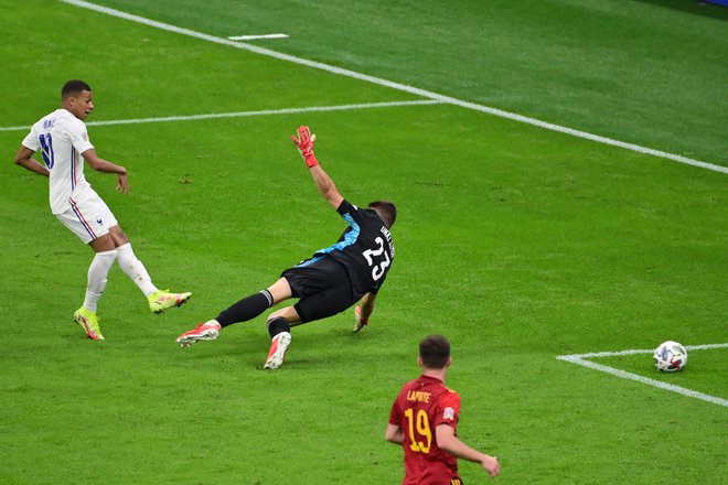 Kylian Mbappe je matiral španskega vratarja Unaia Simona, toda njegov gol bo povzročil tudi nekaj konkretnih polemik, saj je gol dosegel iz sporne akcije. V trenutku podaje je bil v nedovoljenem položaju. FOTO: Miguel Medina/AFP