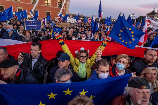Potem ko je poljsko ustavno sodišče presodilo, da del prava EU ni nad nacionalnim pravom, je več deset tisoč ljudi na poziv Donalda Tuska demonstriralo proti morebitnemu polexitu. FOTO: Wojtek Radwanski/AFP