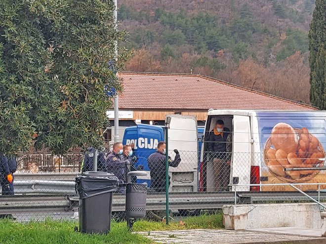 V kombiju, ki so ga policisti ustavili tik pred Italijo, ni bilo kruha, ampak 31 migrantov. FOTO: Primorske novice