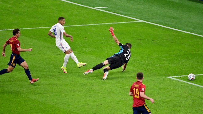 Takole je Kylian Mbappe zabil zmagoviti gol med tekmo Francije in Španije. FOTO: Miguel Medina/Reuters