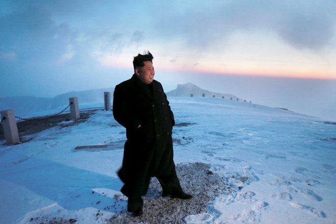 Tretji zaporedni član družine Kim na oblasti v Severni Koreji Kim Džong Un na vrhu svete gore Korejcev Pektu. FOTO: Reuters