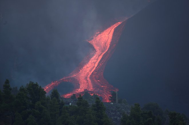 Svojo destruktivno moč je Cumbre Vieja ponovno pokazal konec tedna.&nbsp;FOTO: Sergio Perez/Reuters