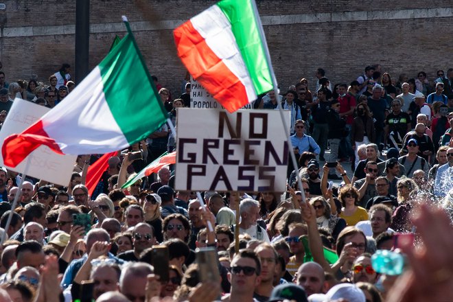 Italijo pretresajo protesti proti pogojem PCT. FOTO: Tiziana Fabi/AFP