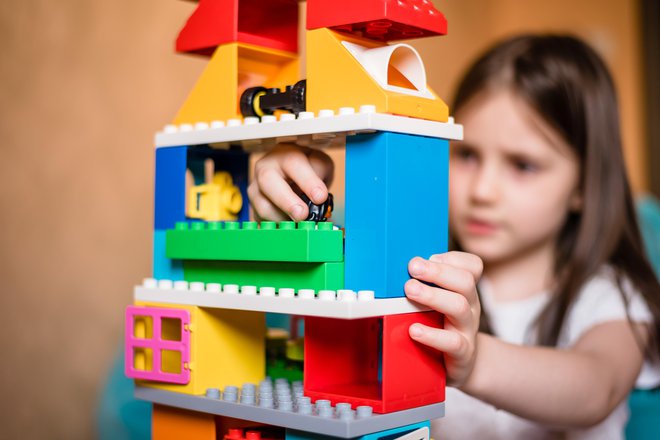 Starši so bolj zaskrbljeni za sinove kot za hčerke, da jih bodo zbadali zaradi igranja z igračami, ki se jih povezuje z nasprotnim spolom. FOTO. Shutterstock