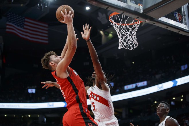 Houstonov turški center Alperen Sengun prodira ob Preciousu Achiuwi&nbsp;na obračunu v dvorani Scotiabank Arena. FOTO:&nbsp;Cole Burston/AFP