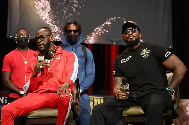 FOTO: Malik Scott (desno) ob Deontayu Wilderju na novinarski konferenci pred dvobojem. Poraz proti Furyju je, vsaj javno, očitno sprejel veliko bolje kot njegov varovanec. FOTO: Robyn Beck/AFP