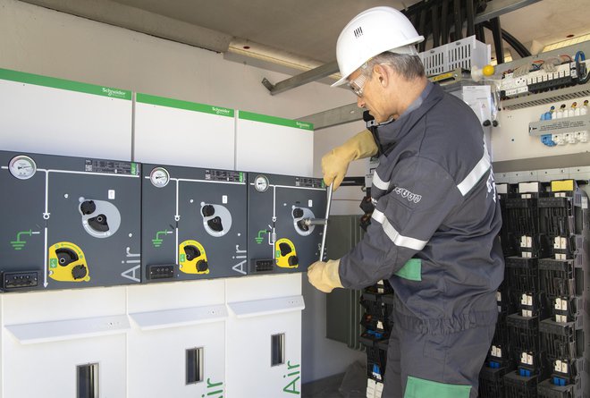 Možnost izbire motorizacije plug & play olajša nadgradnjo, kar pa bistveno skrajša implementacijo in izpad električne energije med namestitvijo. FOTO: Schneider Electric
