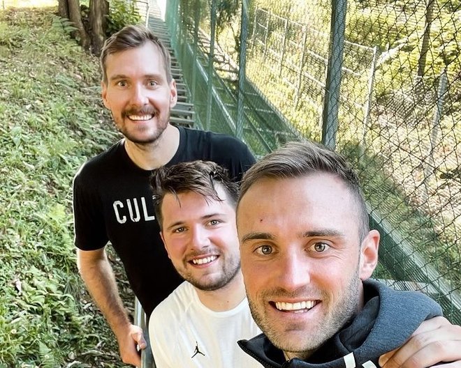 Anže Maček, Luka Dončić in Zoran Dragić med septembrskimi pripravami. FOTO: Instagram