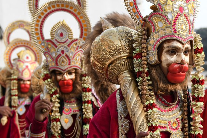Hindujci, oblečeni v hindujsko božanstvo Lord Hanumana,so se udeležili povorke v Amritsarju, ob praznovanju festivala Navratri. FOTO: Narinder Nanu/Afp<br />
&nbsp;