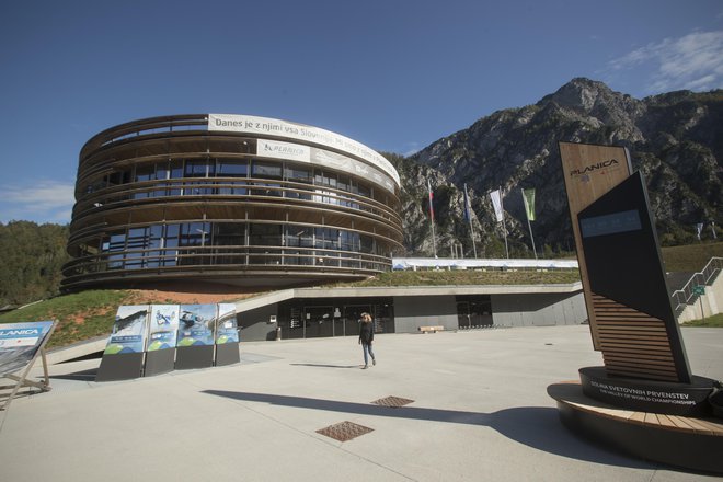 Pred nordijskim centrom ura že odšteva dneve do svetovnega prvenstva. FOTO: Jure Eržen/Delo