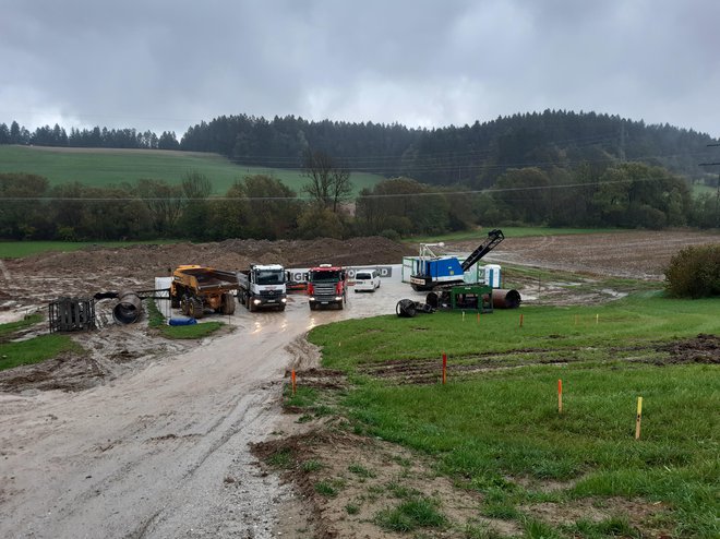 Medtem ko dva odseka na severnem delu tretje osi že gradijo, je vlada pred nekaj dnevi sprejela predlog najustreznejše rešitve poteka ceste od Otiškega Vrha do meje z Avstrijo na Holmcu. FOTO: Dars