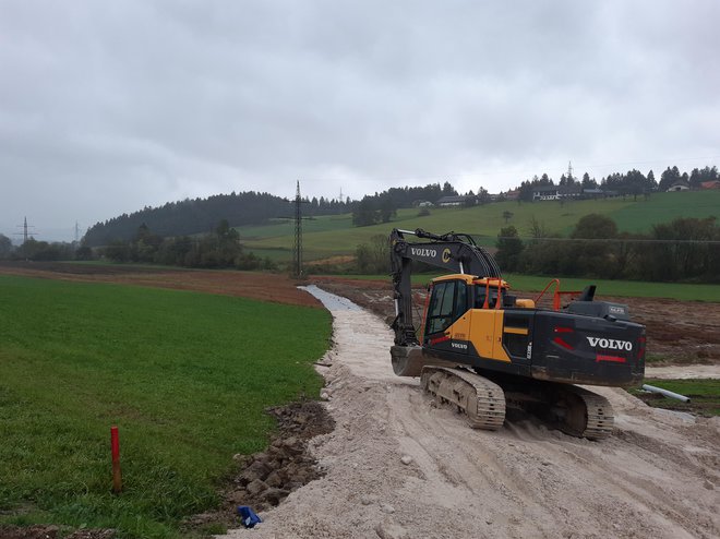 Hitra cesta bo dolino Jenine prečkala po viaduktu na višini 15 metrov. Na fotografiji pripravljalna dela za dostopno pot in platoje za pilote viadukta Jenina. FOTO: Dars