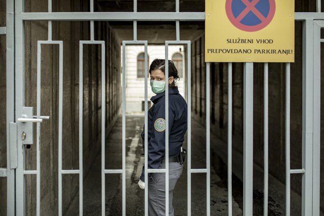 Za nošenje maske v zaprtih prostorih ni zakonske podlage. FOTO: Voranc Vogel/Delo