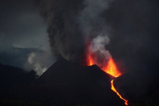 Vukan Cumbre Vieja se še ni umiril. FOTO: Sergio Perez/Reuters