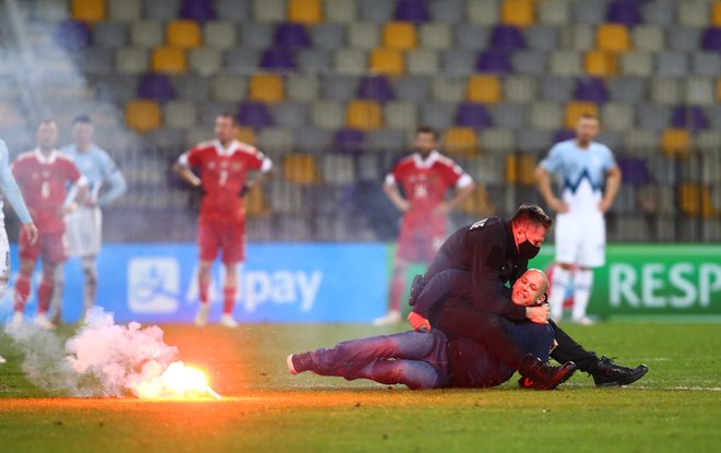 Štajerci so že drugič &ndash; po Katančevi tekmi z Ukrajino 2015 &ndash; nespametno prekinili tekmo z baklo prav v obdobju domače premoči, ko so Slovenci vse močneje lovili drugi gol. FOTO: Borut Zivulovic/Reuters