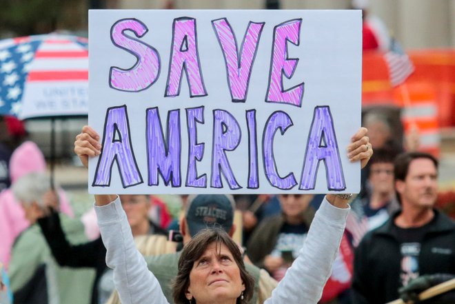 Številni volivci republikanskega predsednika Donalda Trumpa še vedno ne verjamejo v njegov volilni poraz. Foto Rebecca Cook/Reuters