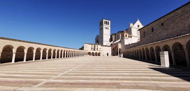 Katedrala sv. Frančiška v Assisiju, ko ni veliko turistov.
