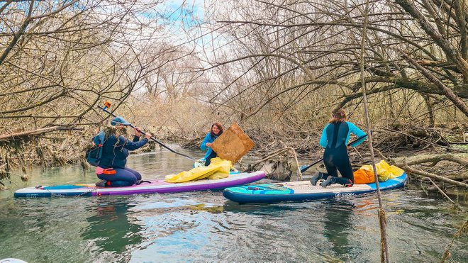 Očiščevalna akcija Ižice. FOTO:&nbsp;#SUPportCleanWaters
