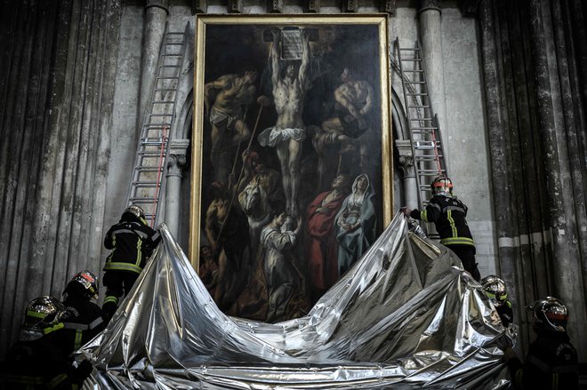 Francoski gasilci so morali med požarno vajo namenjeno ohranjanju umetniških del, zaščititi sliko z ognjevarno odejo, razstavljeno v katedrali Saint -Andre v francoskem Bordeauxu. FOTO: Philippe Lopez/Afp

&nbsp;
