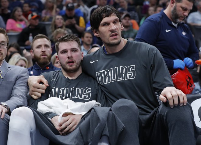 Luka Dončić v medvedjem objemu Bobana Marjanovića. FOTO: USA Today Sports
