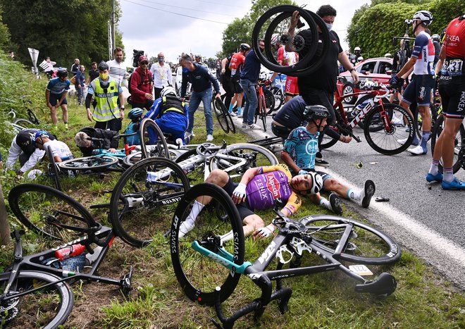 V nesreči je bilo udeleženih veliko kolesarjev. FOTO: Anne-christine Poujoulat/Reuters
