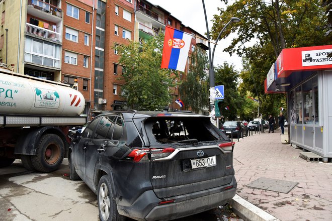 V Mitrovici je bilo poškodovanih več ljudi in lastnine. FOTO: Laura Hasani/Reuters
