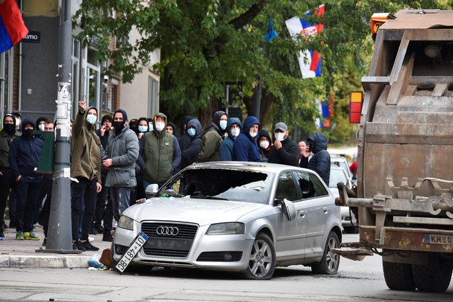 Kosovska policija se je spopadla s sbrskimi protetsniki. FOTO:&nbsp;Laura Hasani/Reuters
