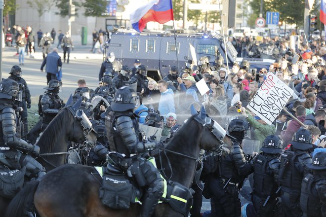 Policija je uporabila silo. FOTO: Matej Družnik/Delo
