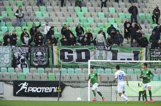 Olimpijinih navijačev nove klubski oblastniki še niso prepričali, a z zmagami, atraktivnimi predstavami in slovensko podobo jih bo v Stožicah iz tekme v tekmo več. FOTO: Jože Suhadolnik/Delo
