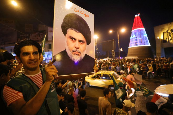 Privrženci Moktade al Sadra slavijo volilno zmago. FOTO: Ahmad al Rubaye/AFP
