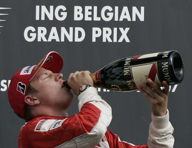 Finski dirkaški šampion Kimi Räikkönen, ki je zadnji Ferrarijev svetovni prvak v formuli 1, je znal vedno dobro proslaviti svoje uspehe. FOTO: Yves Herman/Reuters
