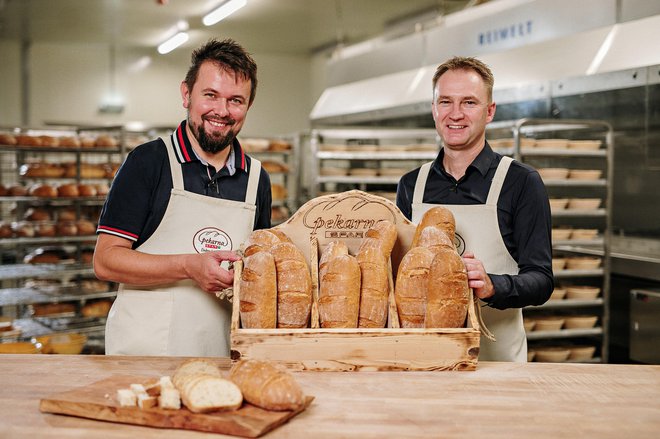 Marko Pavčnik in Boštjan Kos, vodja SPAR Pekarne sta zavihala rokave. Iz kruha bo nastala &raquo;moka&laquo;, iz nje pa nov, svež kruh. FOTO: Spar Slovenija
