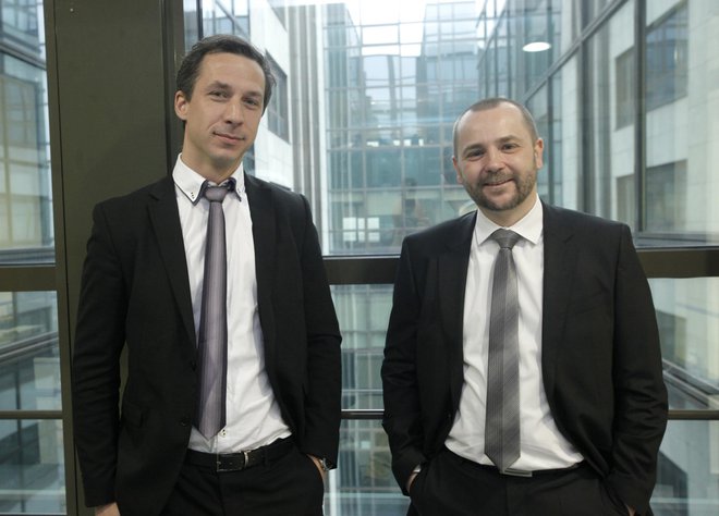 Ciljna velikost sklada je 80 milijonov evrov v pol leta, pravita Rok Ambrožič (levo) in Miha Štepec, partnerja v Alfi PD. FOTO: Mavric Pivk/Delo
