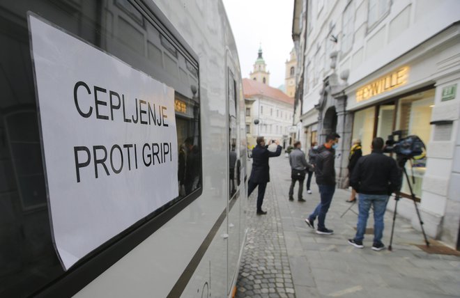 Cepljenje proti gripi lani. FOTO: Jože Suhadolnik/Delo
