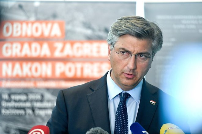 Andrej Plenković je povedal, da lahko vlada za zaščito potrošnikov z uredbo omeji cene naftnih derivatov. FOTO: Goran Mehkek/Cropix
