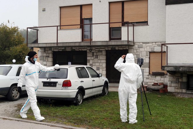 Za garažnimi vrati hiše na Viru pri Domžalah se je v sredo zgodila družinska tragedija. FOTO:&nbsp;Igor Mali
