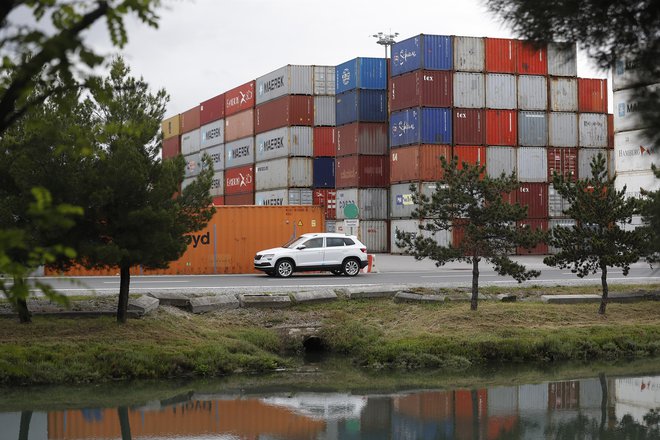 V Luki Koper, ki je že zdaj največje jadransko pristanišče po pretovoru kontejnerjev, so v prvi polovici leta zaključili kar nekaj velikih strateških naložb. FOTO: Leon Vidic
