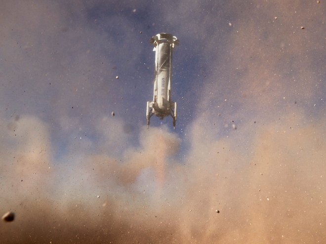 Nova raketa za večkratno uporabo Blue Origin z igralcem znamenite nadaljevanke Star Trek Williamom Shatnerjem in tremi drugimi potniki, pristaja v bližini Van Horna v Teksasu, po še enem uspešnem suborbitalnem letu. FOTO: Blue Origin/Reutersa

 
