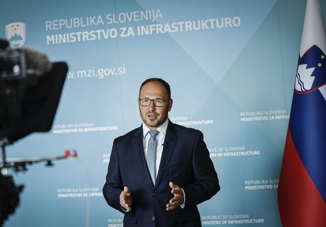 Jernej Vrtovec, minister za infrastrukturo, pravi, da vlada za zdaj ne bo ukrepala. FOTO: Jože Suhadolnik/Delo
