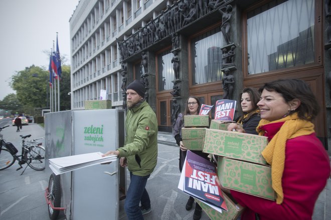 Predstavniki društva Focus ter drugih nevladnih organizacij so slovenskim poslancem v državni zbor dostavili pakete z lokalnimi ekološkimi jabolki in sporočilom o skritih sestavinah v hrani.&nbsp;FOTO: Jure Eržen/Delo

&nbsp;
