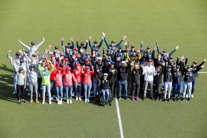 Velika slovenska smučarska družina je pomahala v pozdrav olimpijski zimi. FOTO: Matej Družnik/Delo
