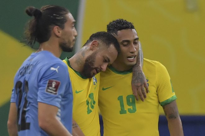 Raphinha (desno), sicer član angleškega Leeds Uniteda,&nbsp;proslavlja z Neymarjem, ki mu je podal za enega od dveh golov. FOTO:&nbsp;Nelson Almeida/AFP
