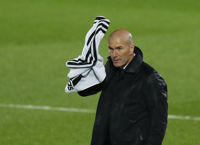 Zinedine Zidane (na fotografiji) se je od klopi madridskega Reala poslovil po koncu minule sezone, ki jo je kraljevi klub sklenil na drugem mestu prvenstvene lestvice in s porazom v polfinalu lige prvakov. FOTO: Juan Medina/Reuters
