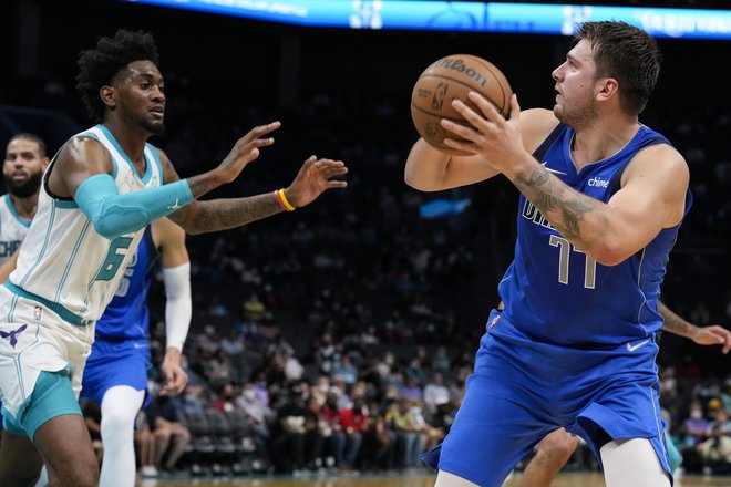 Jalen McDaniels med obračunom z Dallasom in Luko Dončićem v dvorani Spectrum Center.&nbsp;FOTO: Jim Dedmon/USA Today Sports
