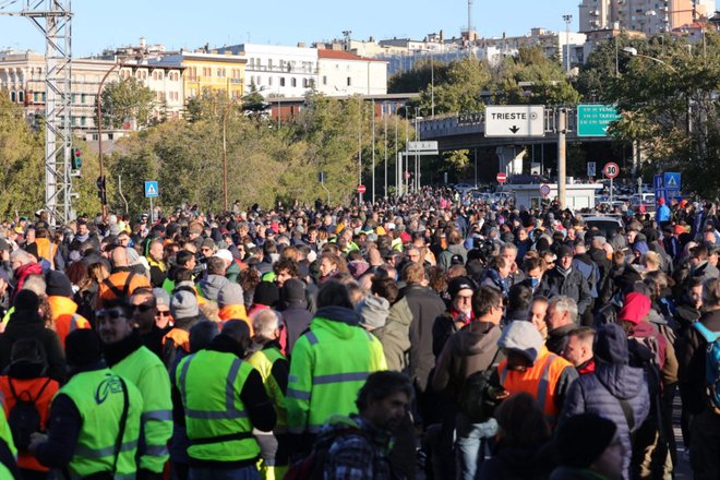 Protestniki pred četrtim vhodom v tržaško pristanišče, v bližini sedmega pomola. FOTO: Ansa
