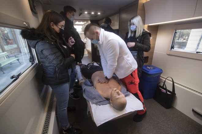 Ob svetovnem dnevu oživljanja je SIM center v sodelovanju s svetovno znano akrobatsko skupino Dunking Devils v središču Ljubljane ozaveščal o pomenu širjenja znanja temeljnih postopkov oživljanja. FOTO: Jure Eržen/Delo
