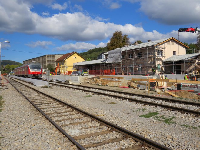 Železniška postaja v Grosupljem je postala veliko gradbišče. FOTO:&nbsp;Bojan Rajšek/Delo
