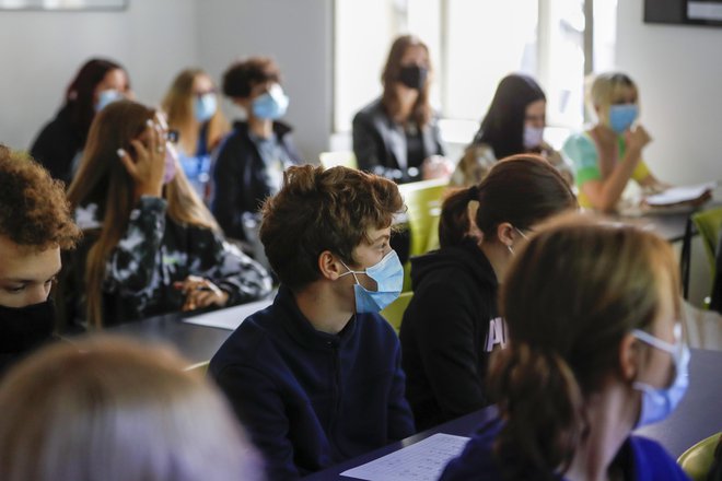 V šolah lahko učence le opozarjajo na nošenje mask. FOTO: Matej Družnik/Delo

