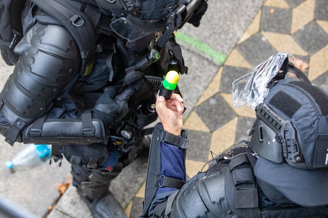 Po novem policisti tudi streljajo. Za zdaj samo z gumijastimi naboji. FOTO: Voranc Vogel/Delo
