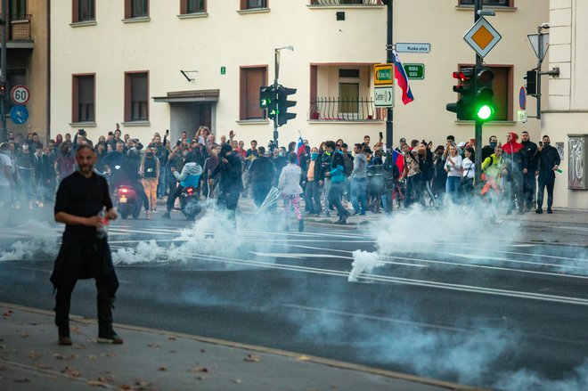 Vodni topovi, gumijasti naboji in granate solzivca. Prizori, kakršnih v Sloveniji do zdaj skoraj ni bilo.FOTO: Voranc Vogel/Delo
